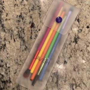 Lavish multi-brush set